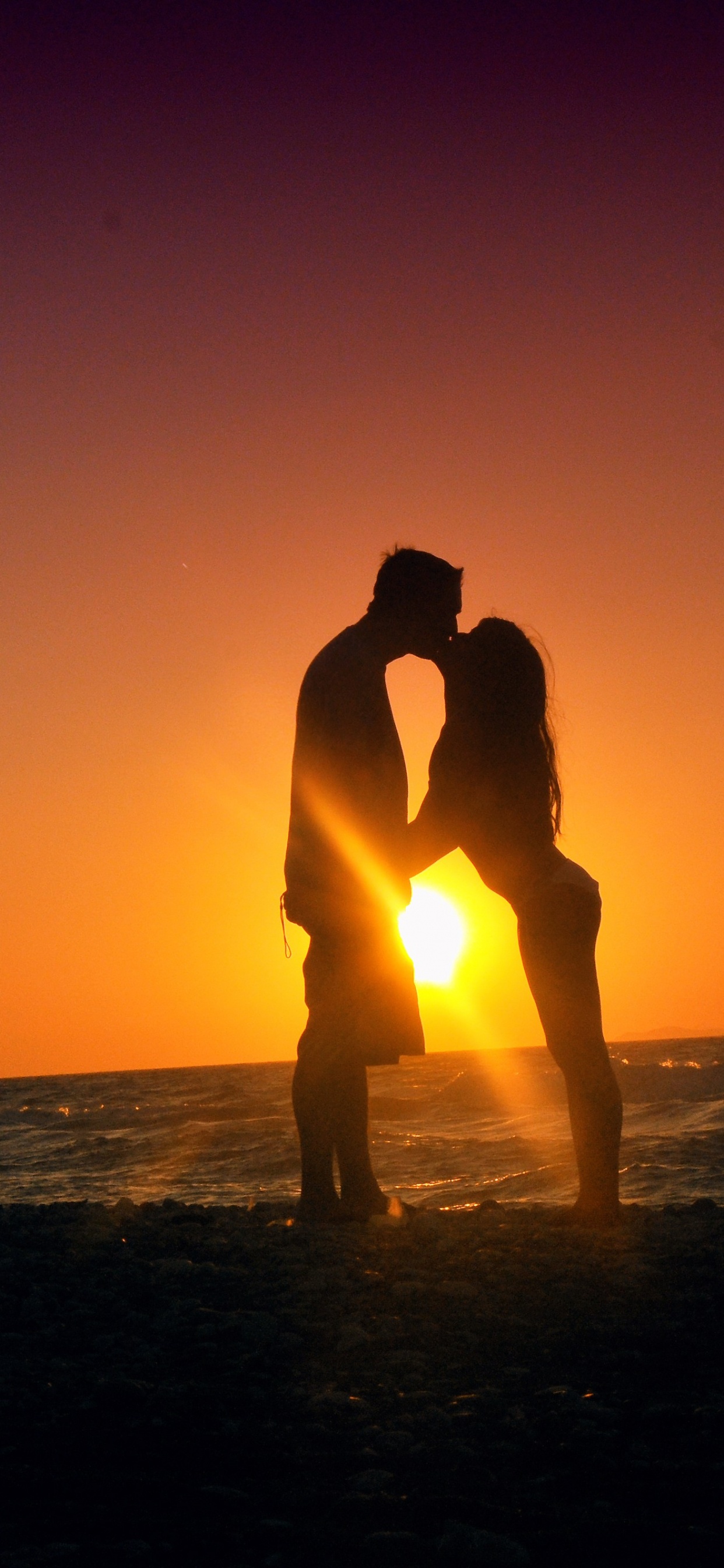 Sonnenuntergang, Leute am Strand, Menschen in Der Natur, Horizont, Liebe. Wallpaper in 1242x2688 Resolution