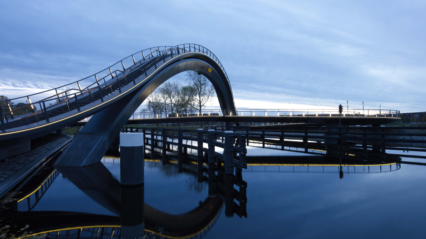 Graue Betonbrücke Über Gewässer Tagsüber. Wallpaper in 1366x768 Resolution