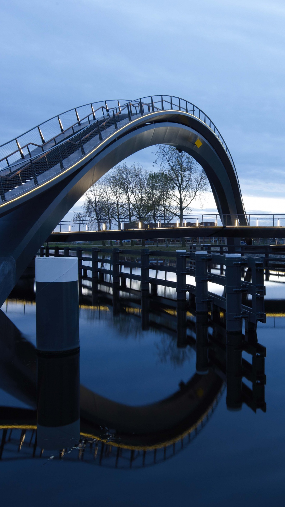 Pont en Béton Gris Au-dessus D'un Plan D'eau Pendant la Journée. Wallpaper in 1080x1920 Resolution