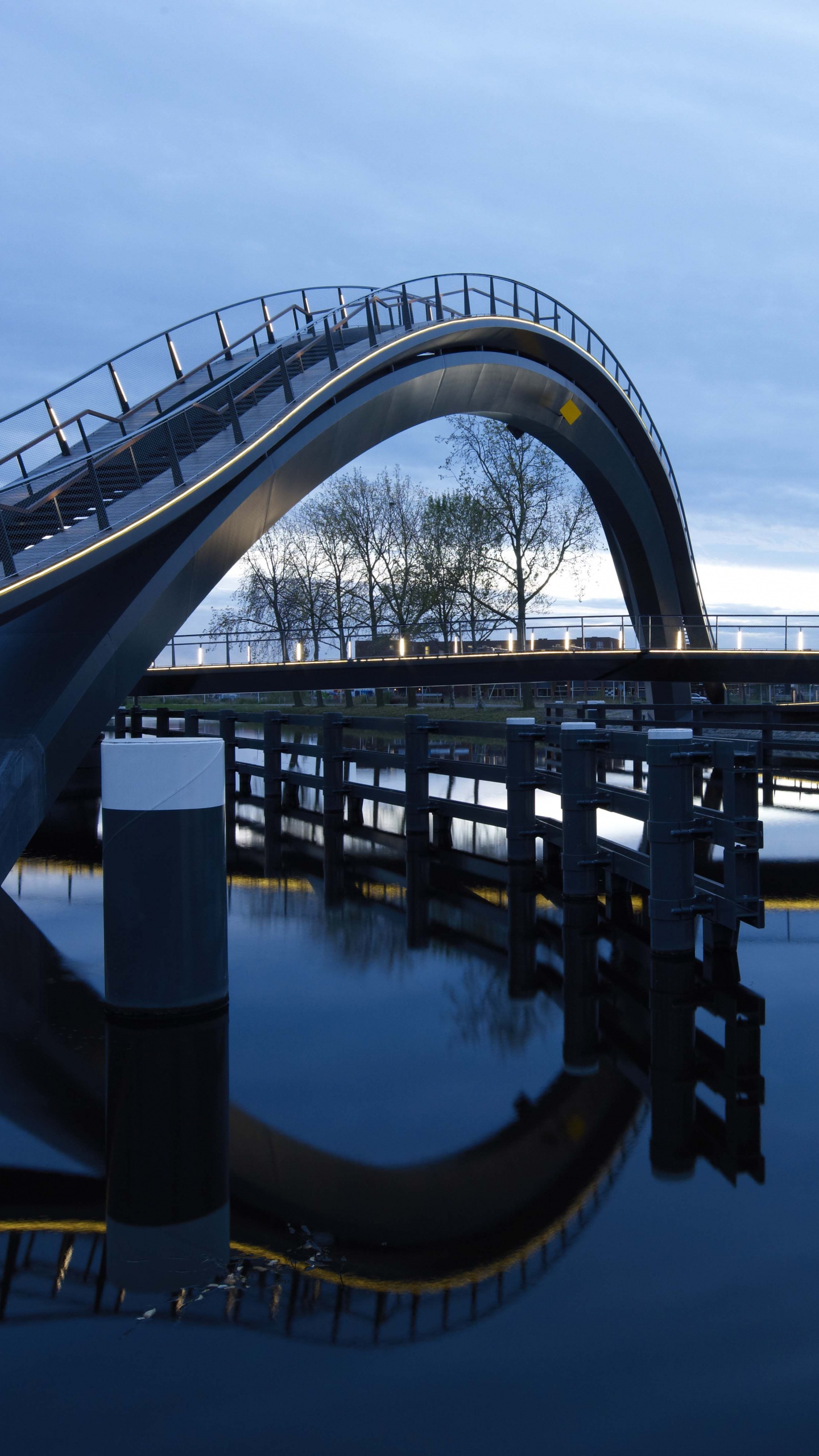Pont en Béton Gris Au-dessus D'un Plan D'eau Pendant la Journée. Wallpaper in 1440x2560 Resolution
