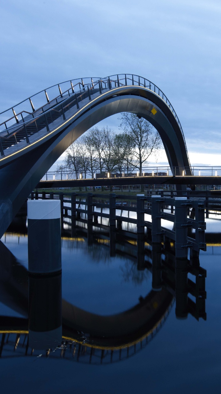 Pont en Béton Gris Au-dessus D'un Plan D'eau Pendant la Journée. Wallpaper in 720x1280 Resolution