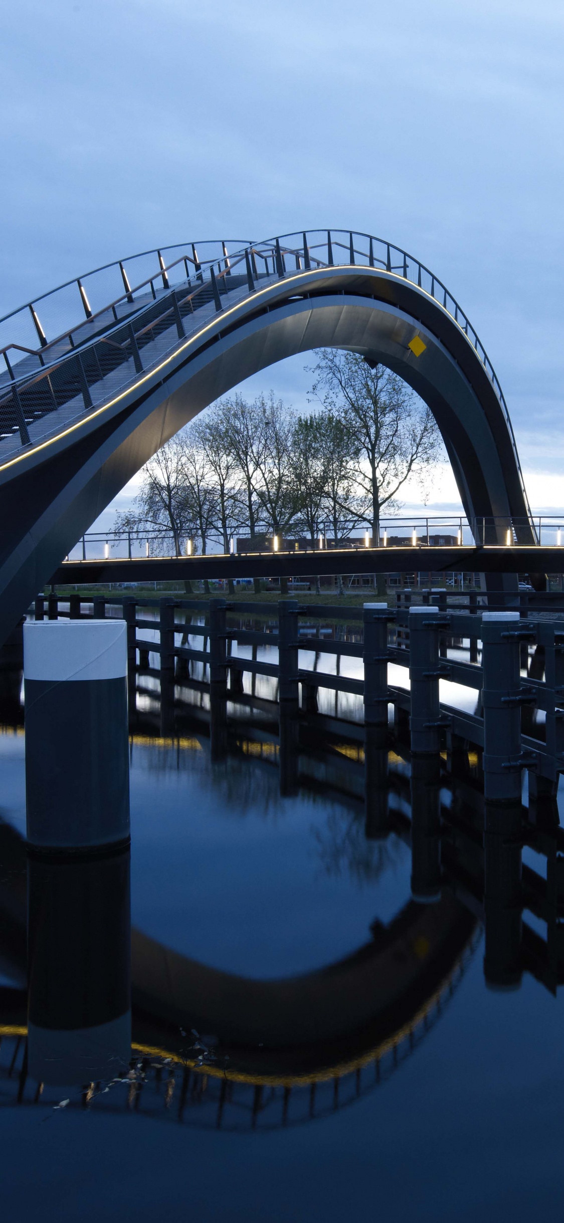 Puente de Hormigón Gris Sobre el Cuerpo de Agua Durante el Día. Wallpaper in 1125x2436 Resolution