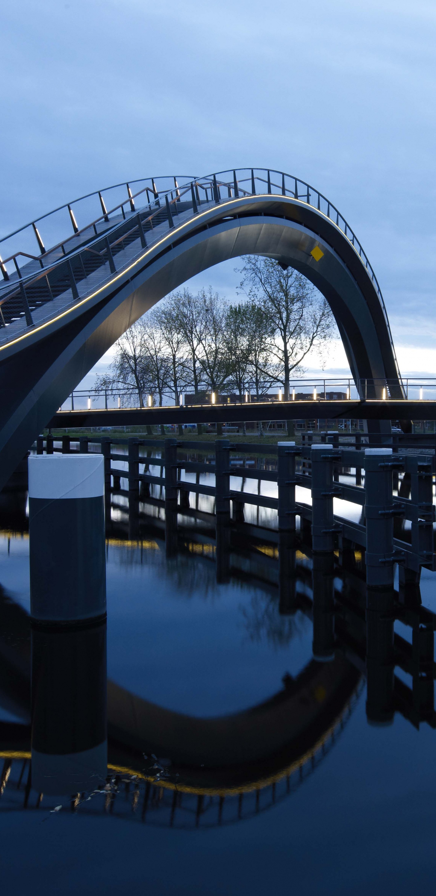 Puente de Hormigón Gris Sobre el Cuerpo de Agua Durante el Día. Wallpaper in 1440x2960 Resolution