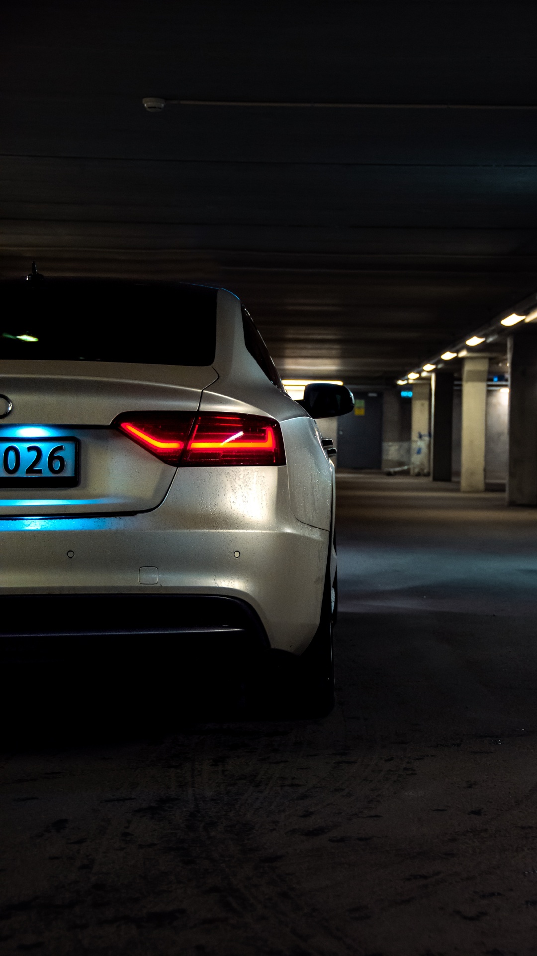 Plata Bmw m 3 en la Carretera Durante la Noche. Wallpaper in 1080x1920 Resolution