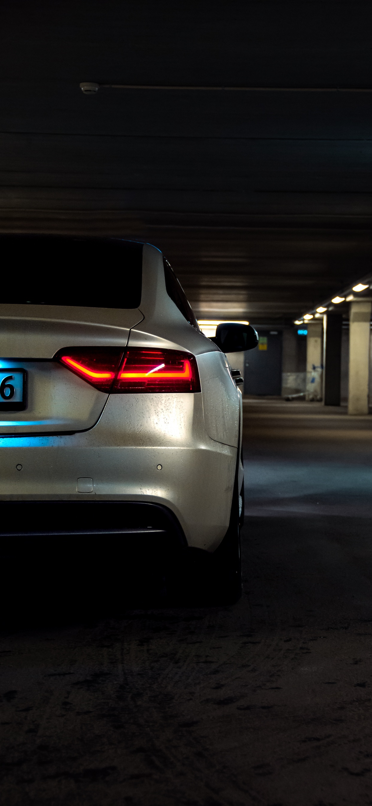 Plata Bmw m 3 en la Carretera Durante la Noche. Wallpaper in 1242x2688 Resolution