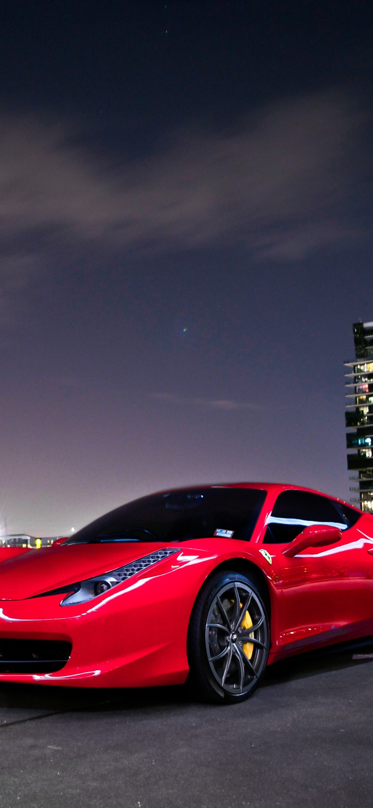 Roter Ferrari 458 Italia Unterwegs in Der Nähe Von Stadtgebäuden Während Der Nachtzeit. Wallpaper in 1242x2688 Resolution