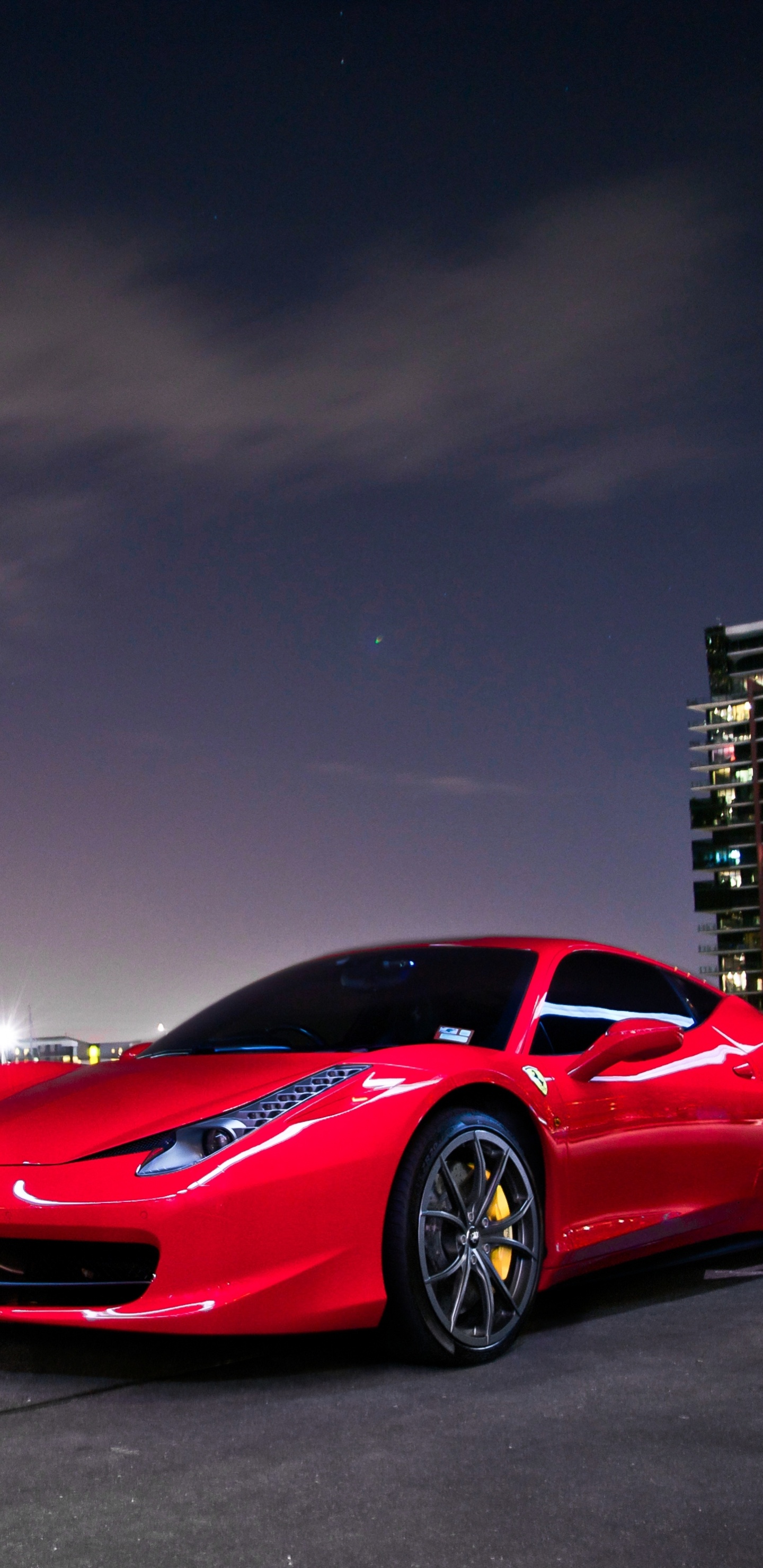 Roter Ferrari 458 Italia Unterwegs in Der Nähe Von Stadtgebäuden Während Der Nachtzeit. Wallpaper in 1440x2960 Resolution