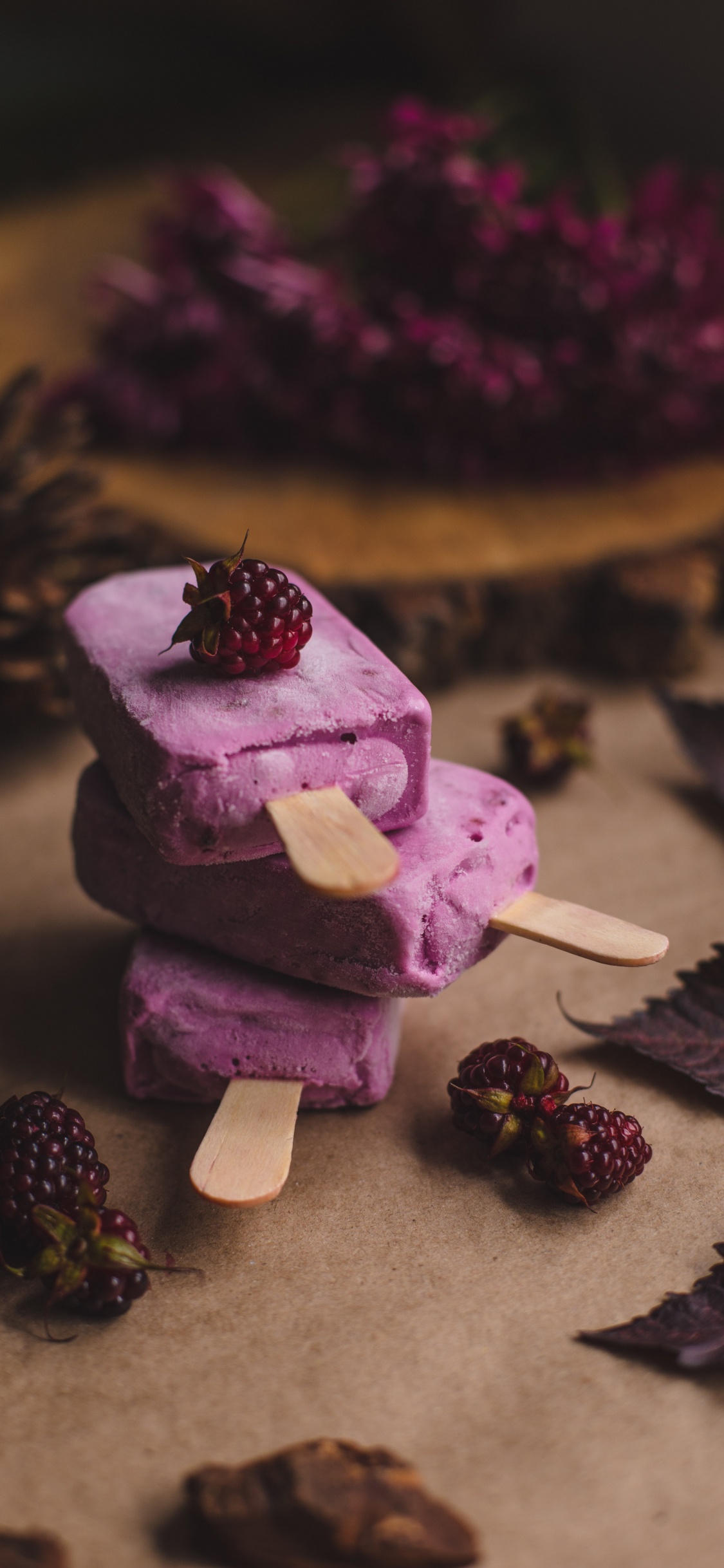 Pinkes Eis Auf Braunem Holzstab. Wallpaper in 1125x2436 Resolution