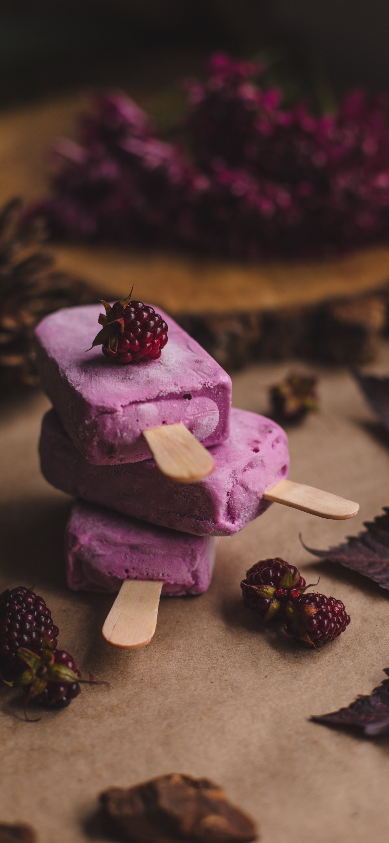 Helado de Rosa en Palo de Madera Marrón. Wallpaper in 1242x2688 Resolution