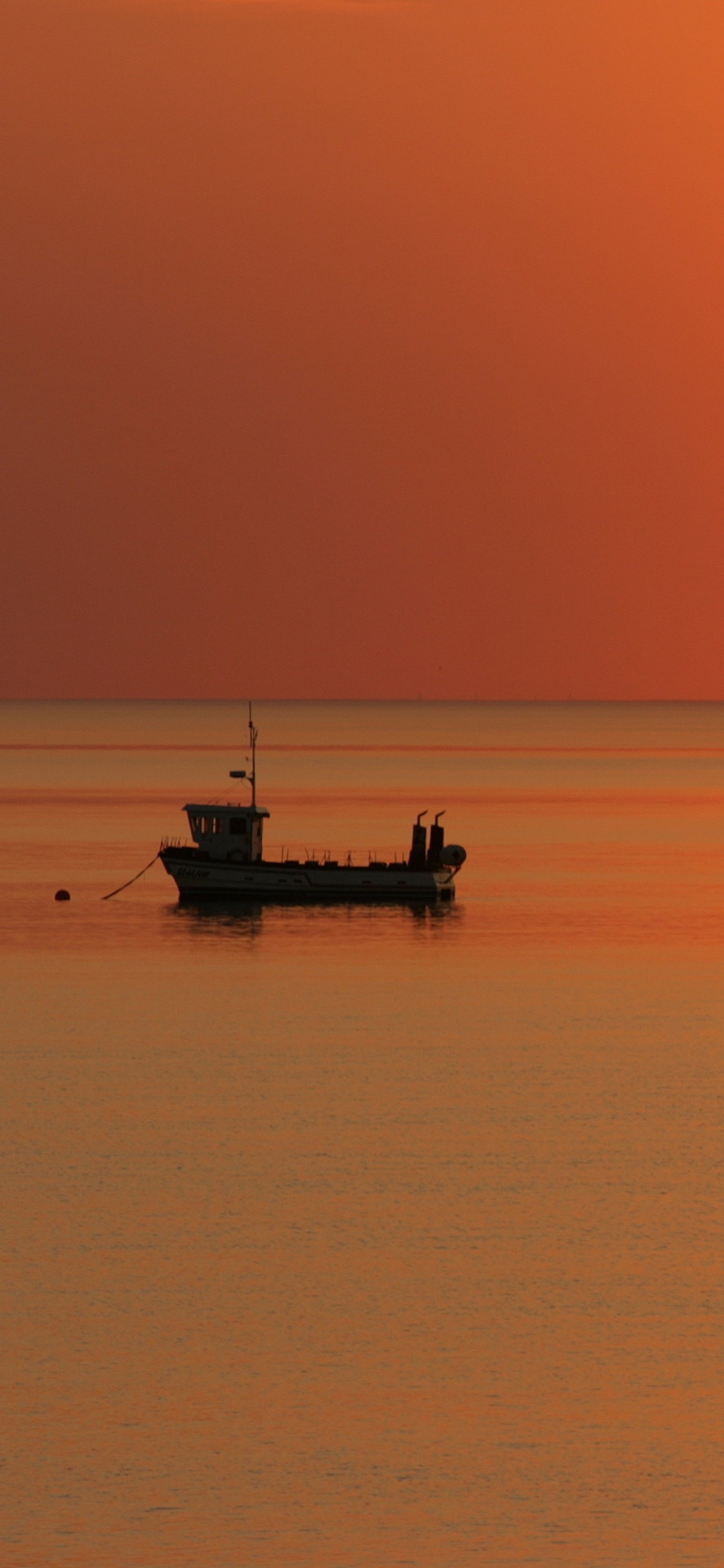 Silueta, De, Persona, Montar Barco, En, Mar, Durante, Ocaso. Wallpaper in 1125x2436 Resolution