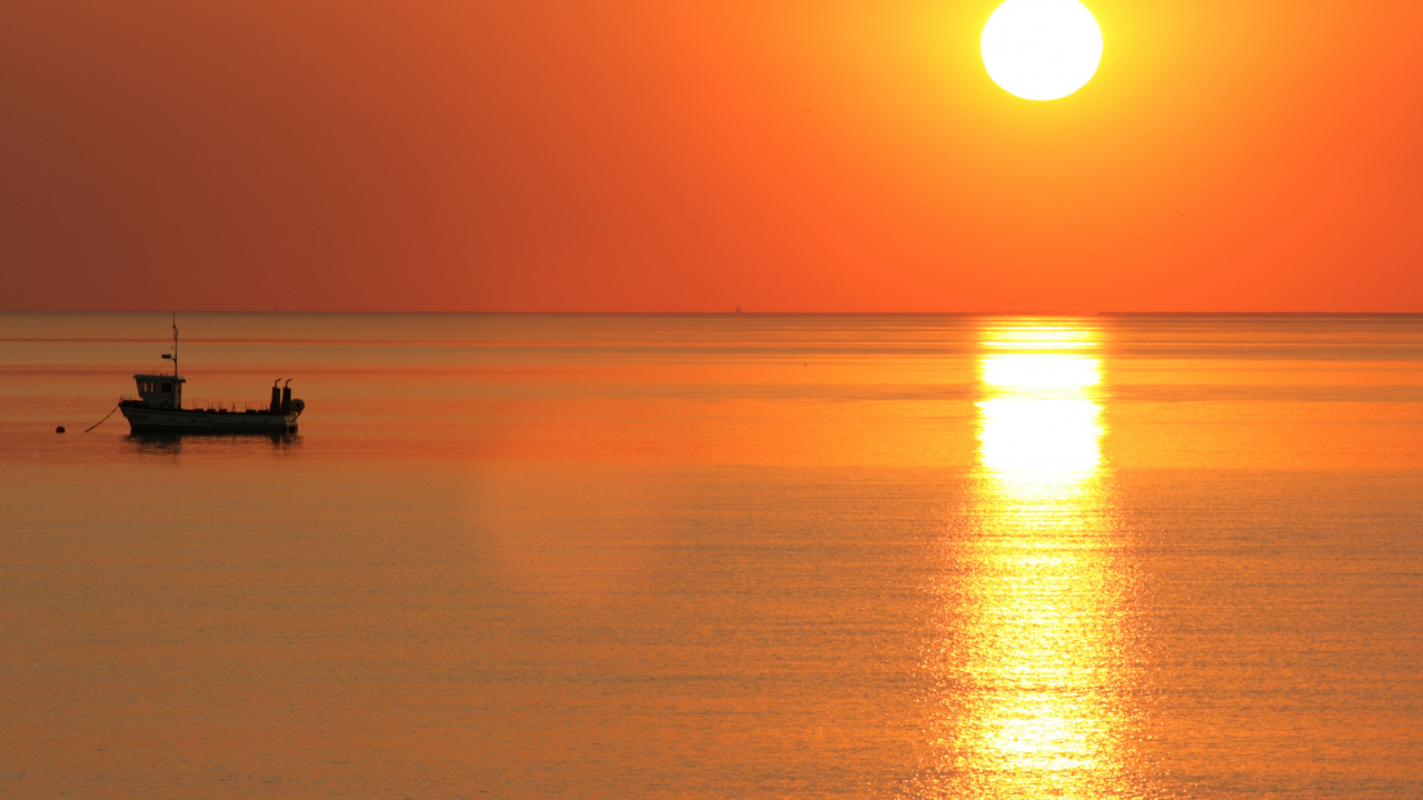 Silhouette of Person Riding Boat on Sea During Sunset. Wallpaper in 1280x720 Resolution