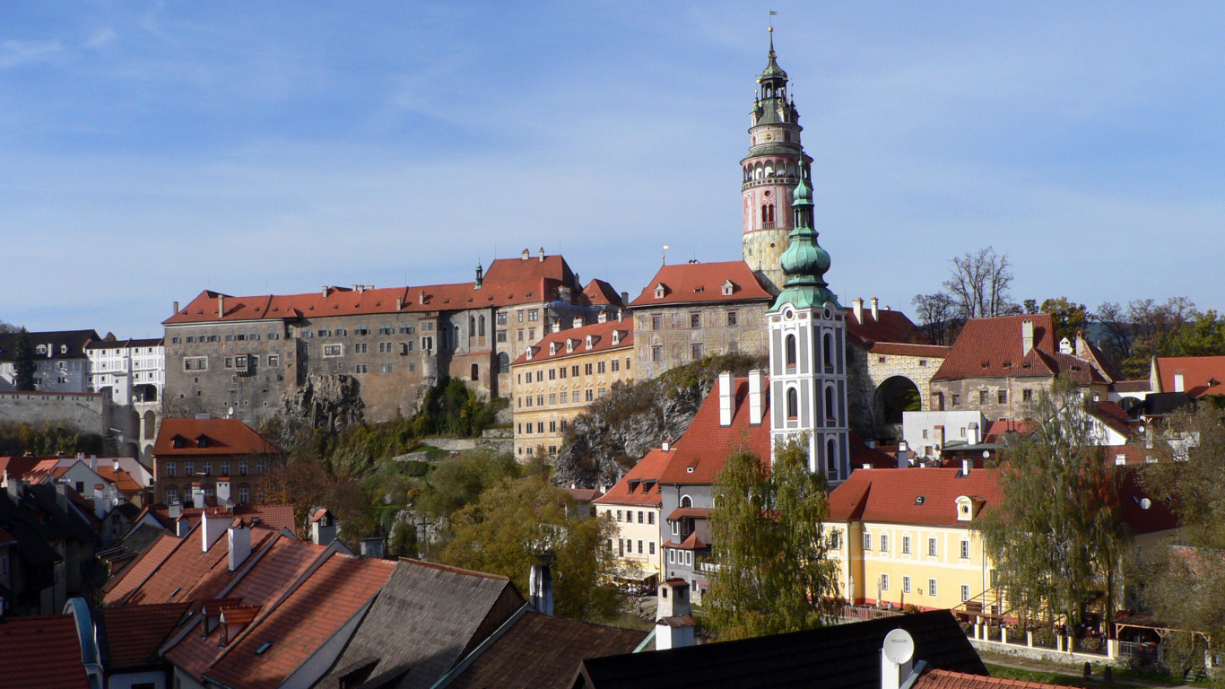 Tagsüber Braunes Und Weißes Betongebäude. Wallpaper in 1366x768 Resolution