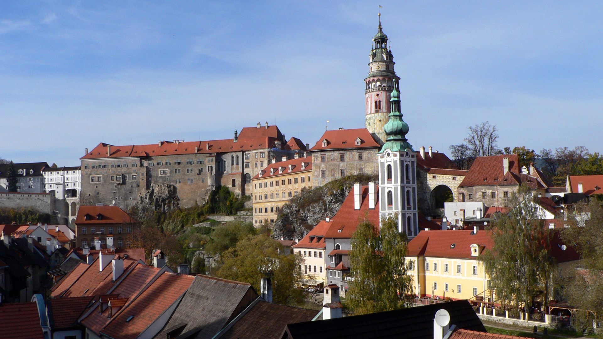 Tagsüber Braunes Und Weißes Betongebäude. Wallpaper in 1920x1080 Resolution
