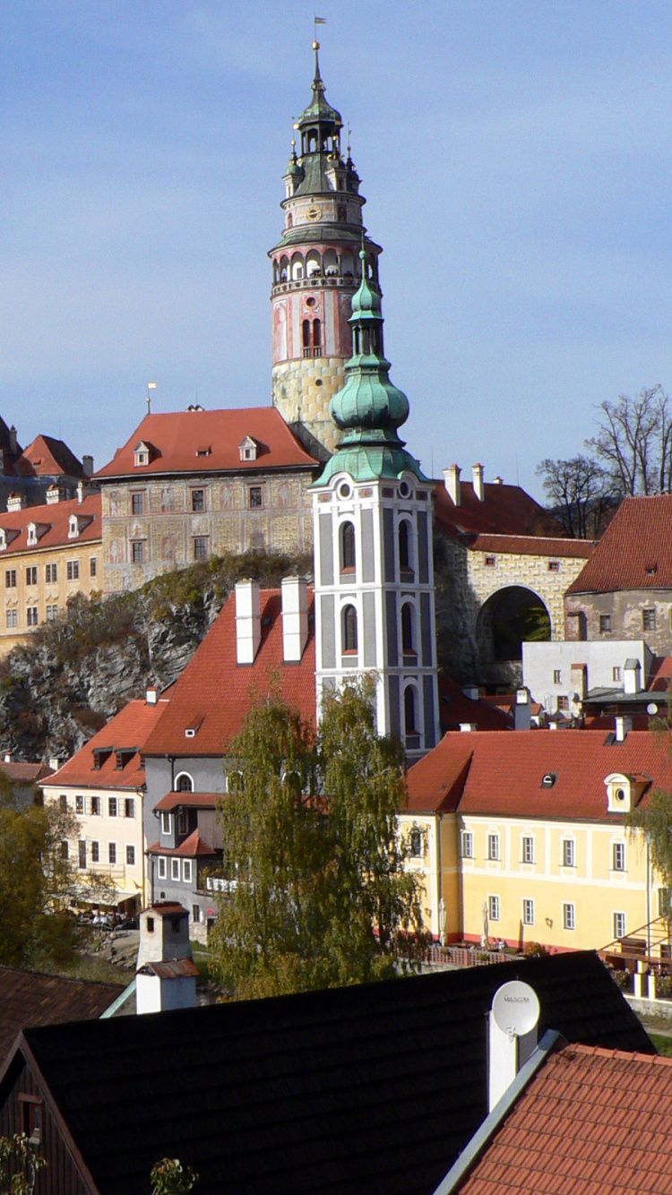 Tagsüber Braunes Und Weißes Betongebäude. Wallpaper in 750x1334 Resolution