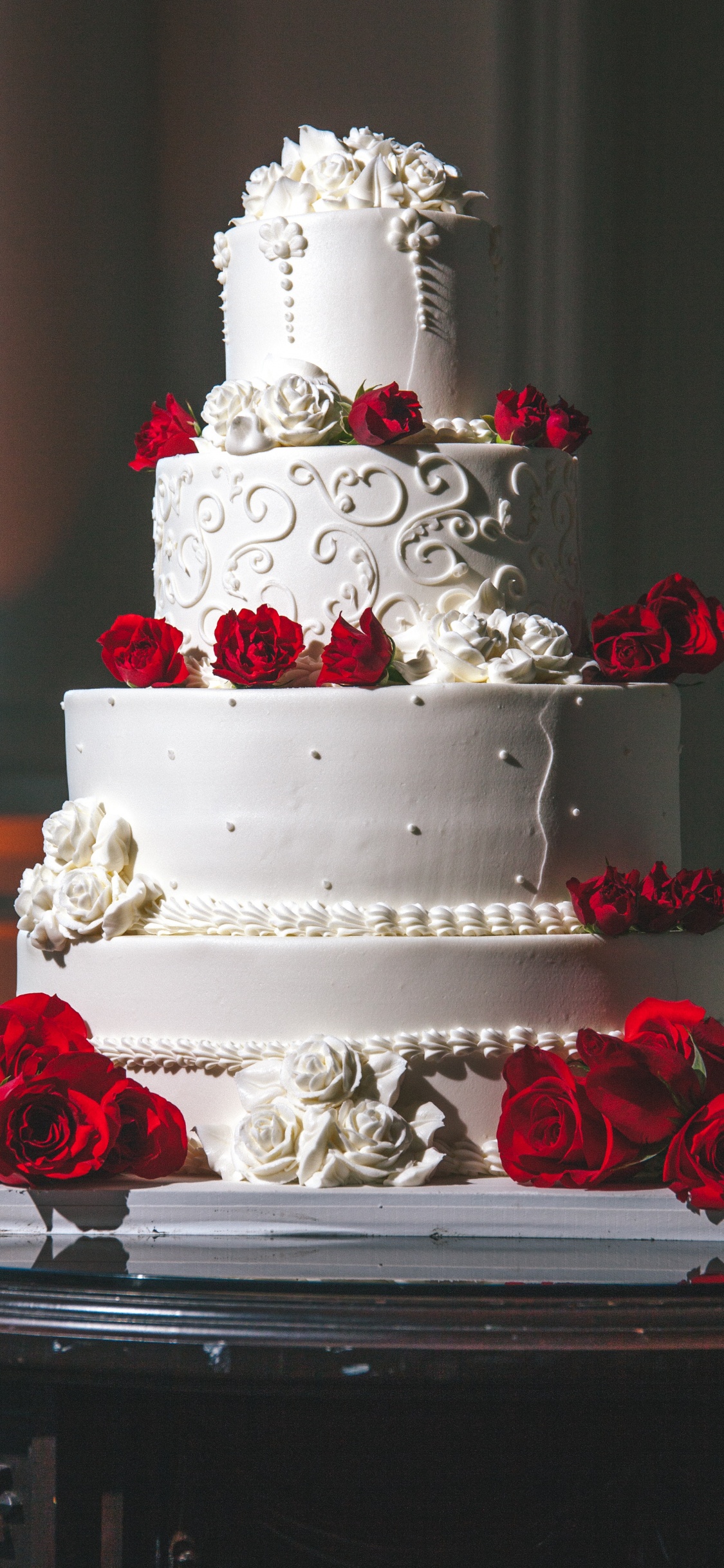 Gâteau à 3 Étages Floral Blanc et Rouge. Wallpaper in 1125x2436 Resolution