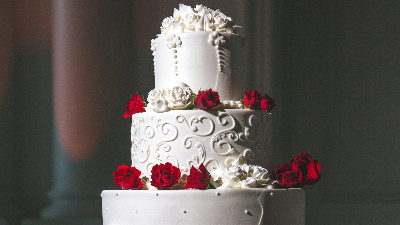 Gâteau à 3 Étages Floral Blanc et Rouge. Wallpaper in 1366x768 Resolution