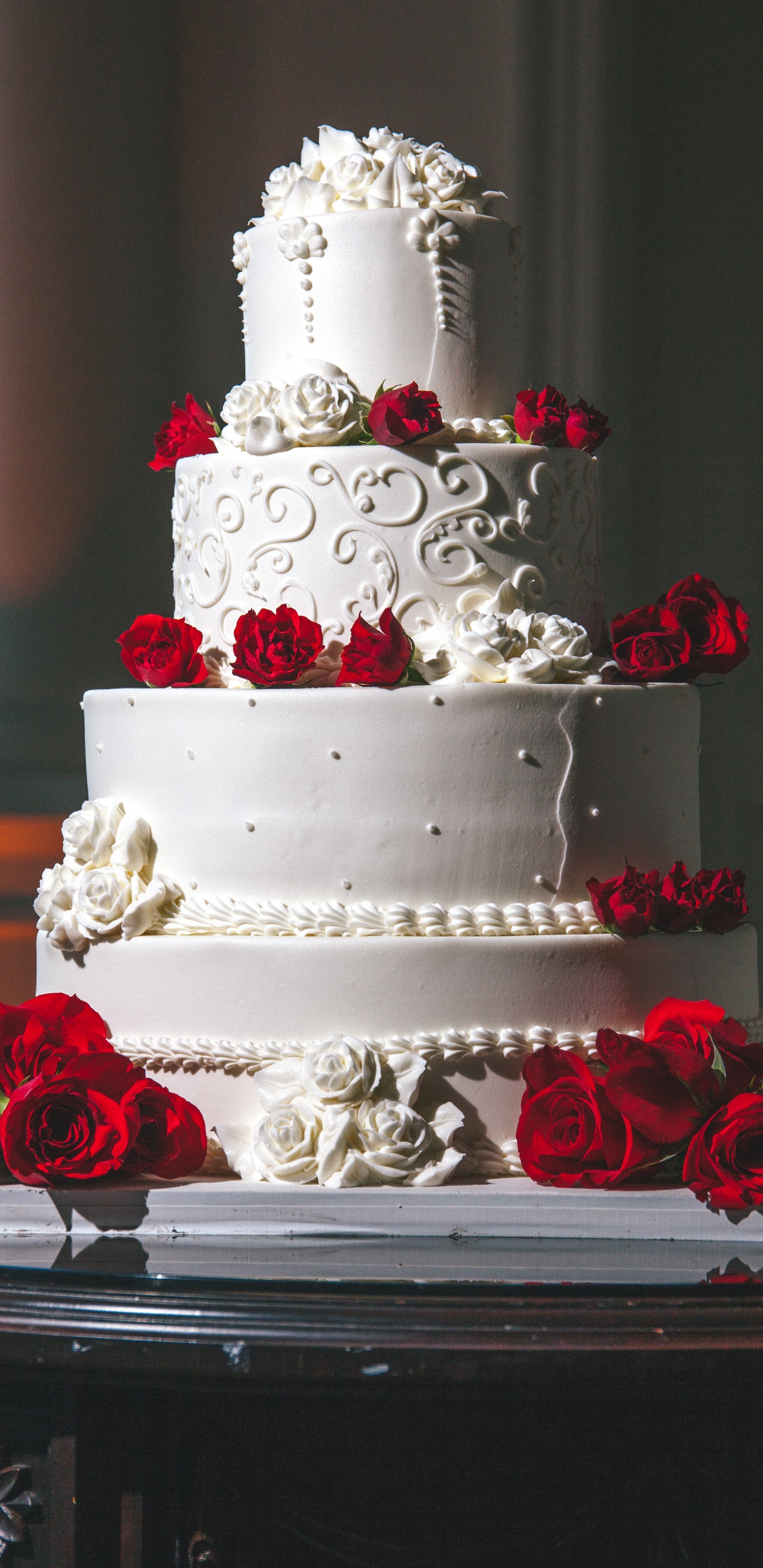 Gâteau à 3 Étages Floral Blanc et Rouge. Wallpaper in 1440x2960 Resolution