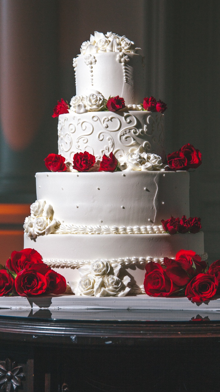 Gâteau à 3 Étages Floral Blanc et Rouge. Wallpaper in 720x1280 Resolution