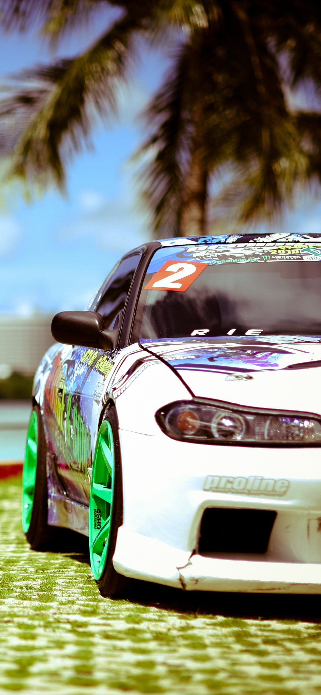 Porsche 911 Blanco y Verde en el Campo de Hierba Verde Durante el Día. Wallpaper in 1125x2436 Resolution