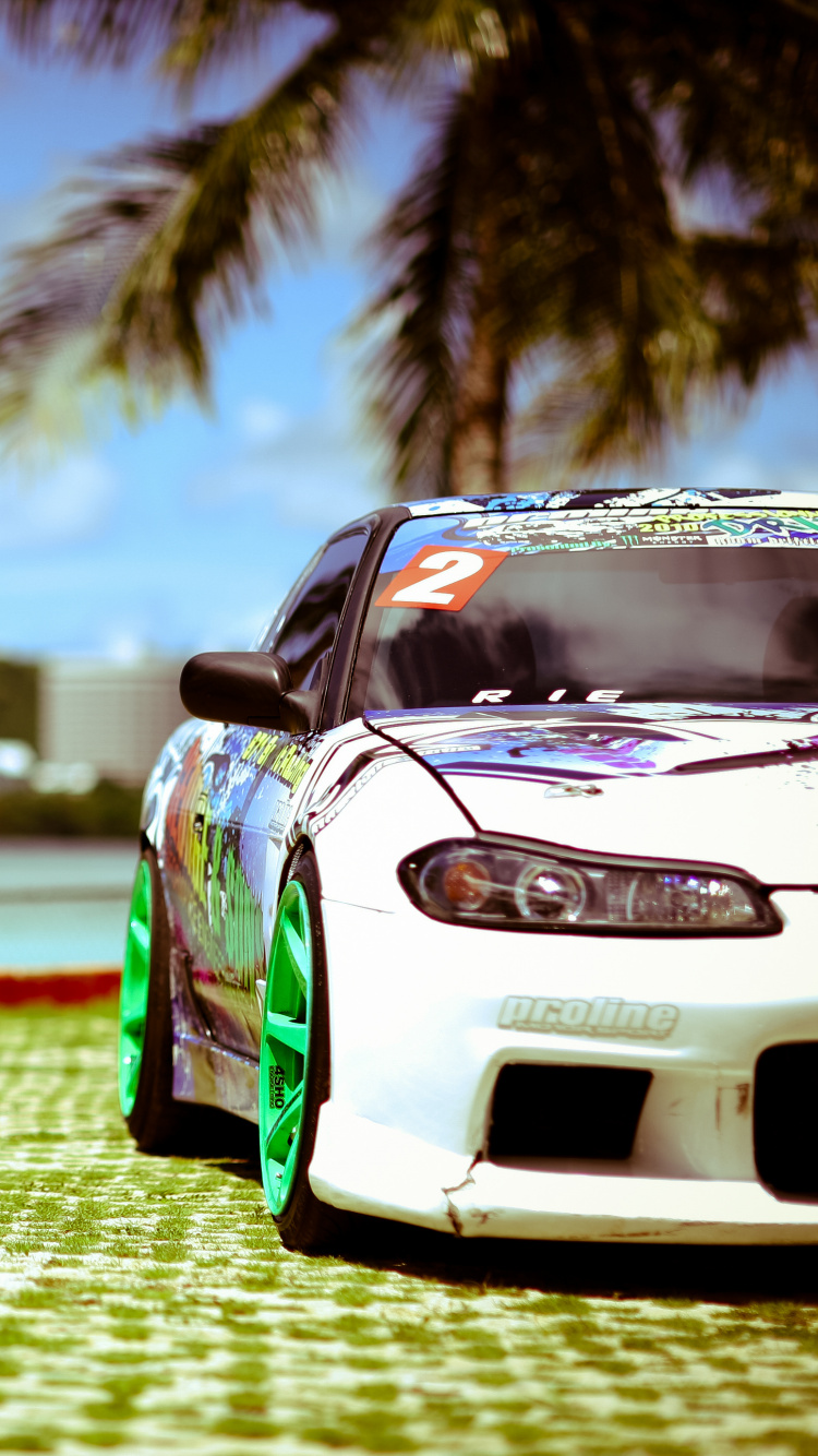 Porsche 911 Blanco y Verde en el Campo de Hierba Verde Durante el Día. Wallpaper in 750x1334 Resolution