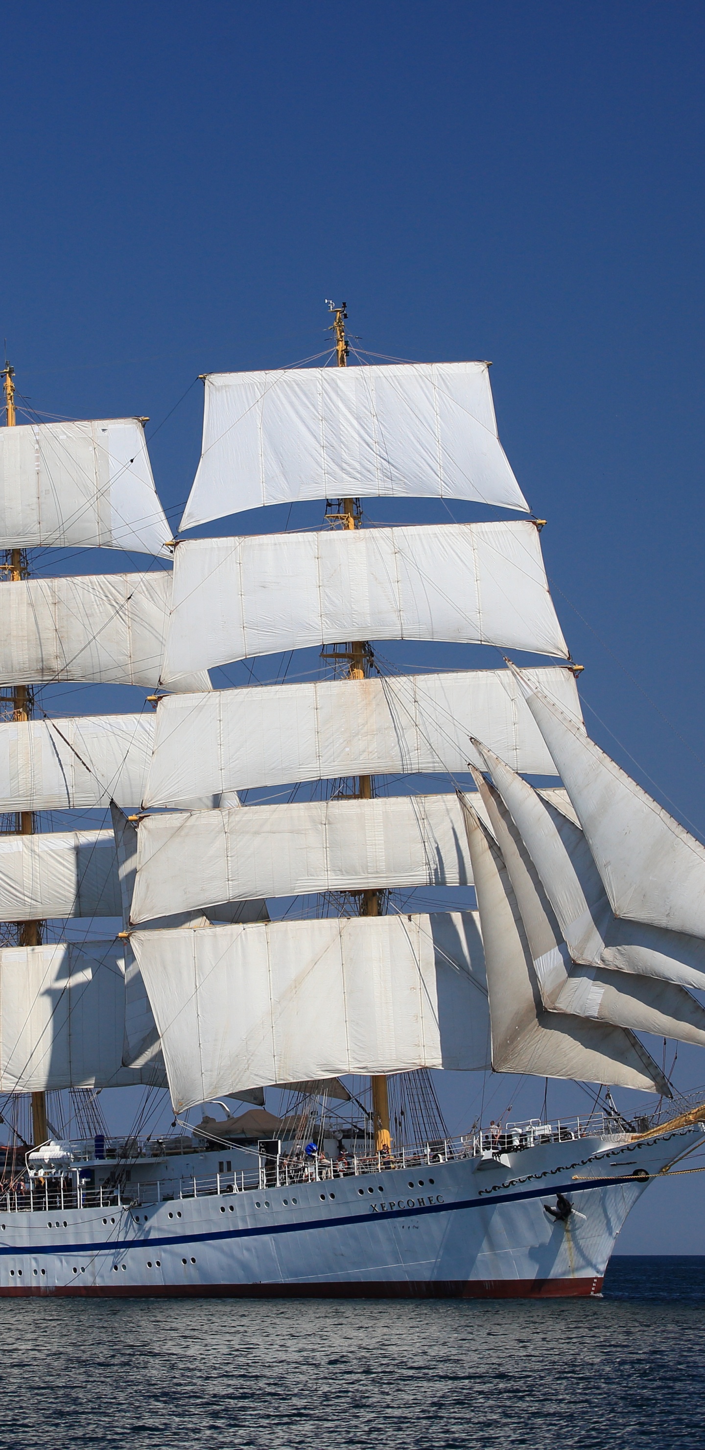Weißes Segelboot Auf Dem Meer Unter Blauem Himmel Tagsüber. Wallpaper in 1440x2960 Resolution
