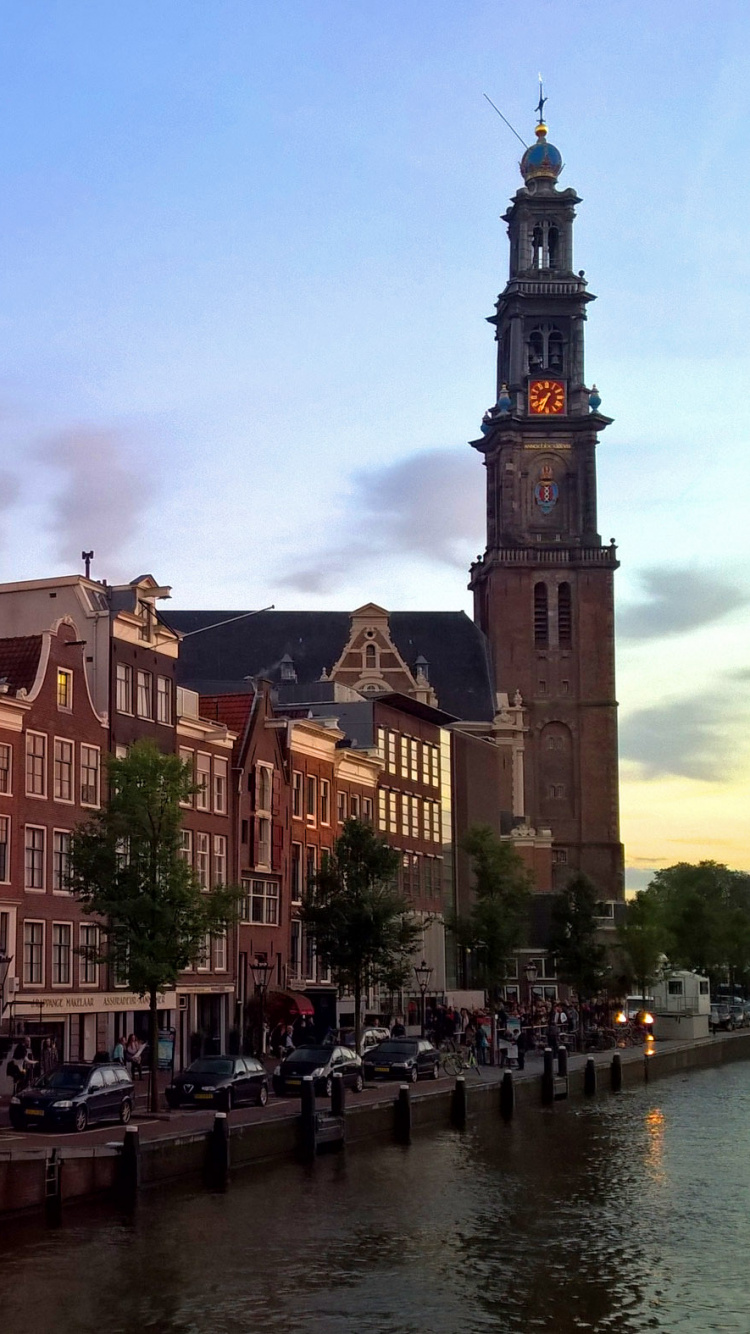 Personas en Barco en el Río Cerca Del Edificio de Hormigón Marrón Durante el Día. Wallpaper in 750x1334 Resolution