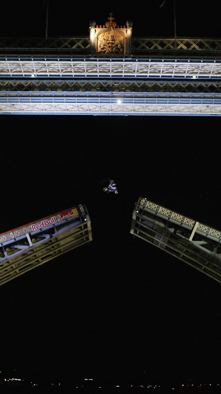 Brauner Und Weißer Zug Auf Der Schiene Während Der Nacht. Wallpaper in 720x1280 Resolution