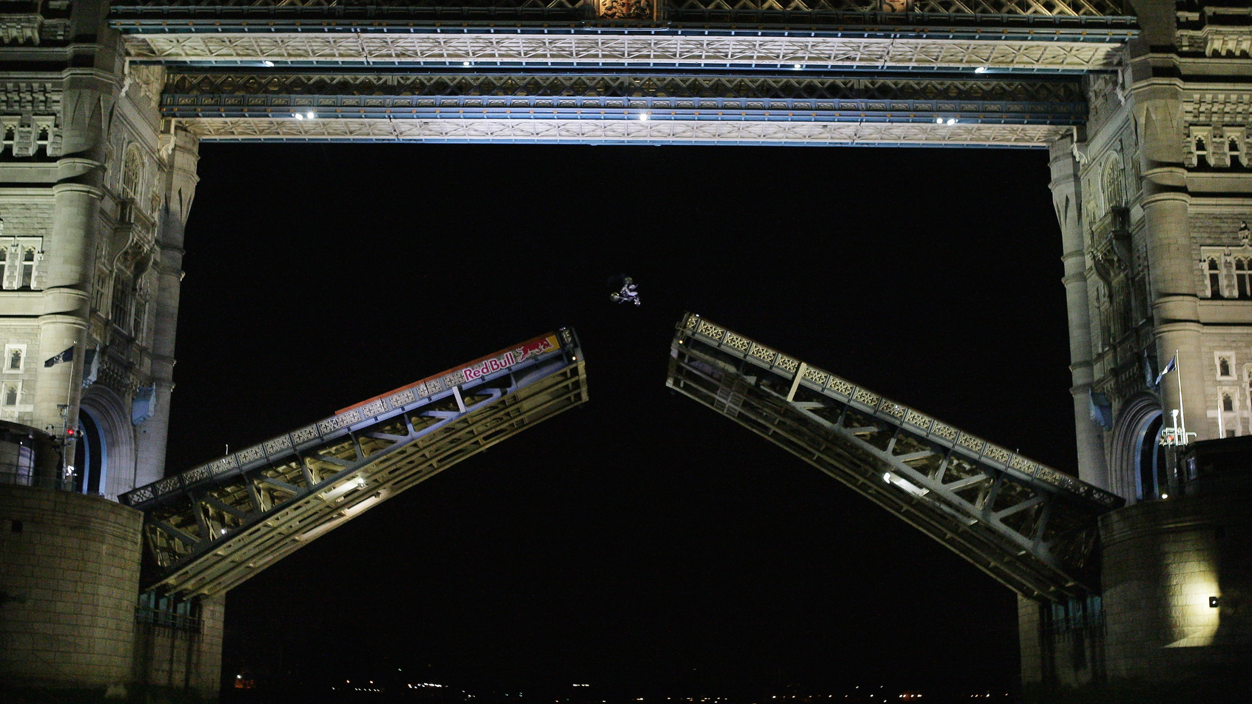 Train Marron et Blanc Sur Rail Pendant la Nuit. Wallpaper in 2560x1440 Resolution