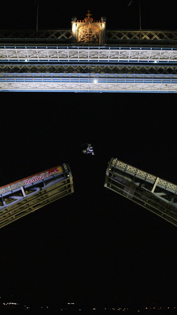 Train Marron et Blanc Sur Rail Pendant la Nuit. Wallpaper in 750x1334 Resolution