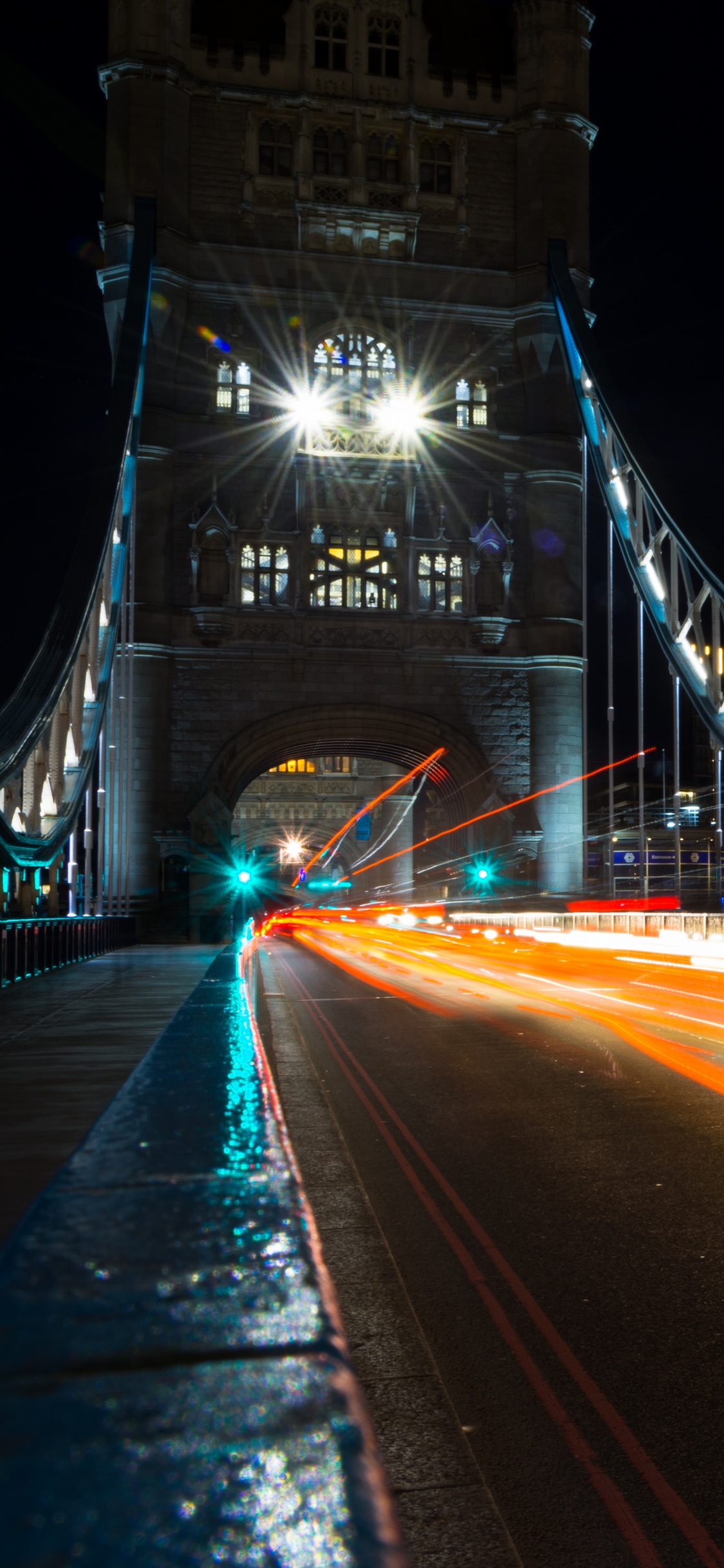 Voitures Sur le Pont Pendant la Nuit. Wallpaper in 1125x2436 Resolution