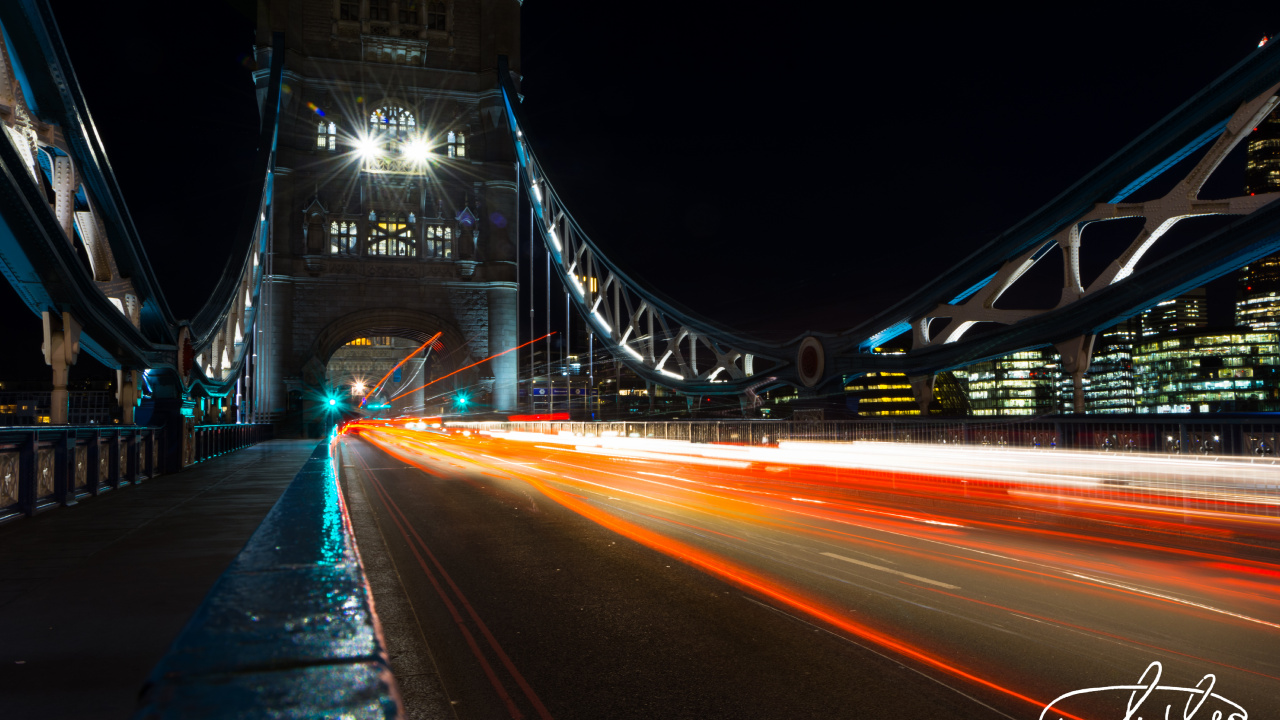 Voitures Sur le Pont Pendant la Nuit. Wallpaper in 1280x720 Resolution