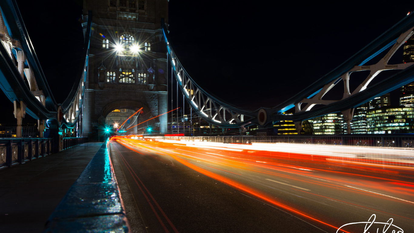 Voitures Sur le Pont Pendant la Nuit. Wallpaper in 1366x768 Resolution