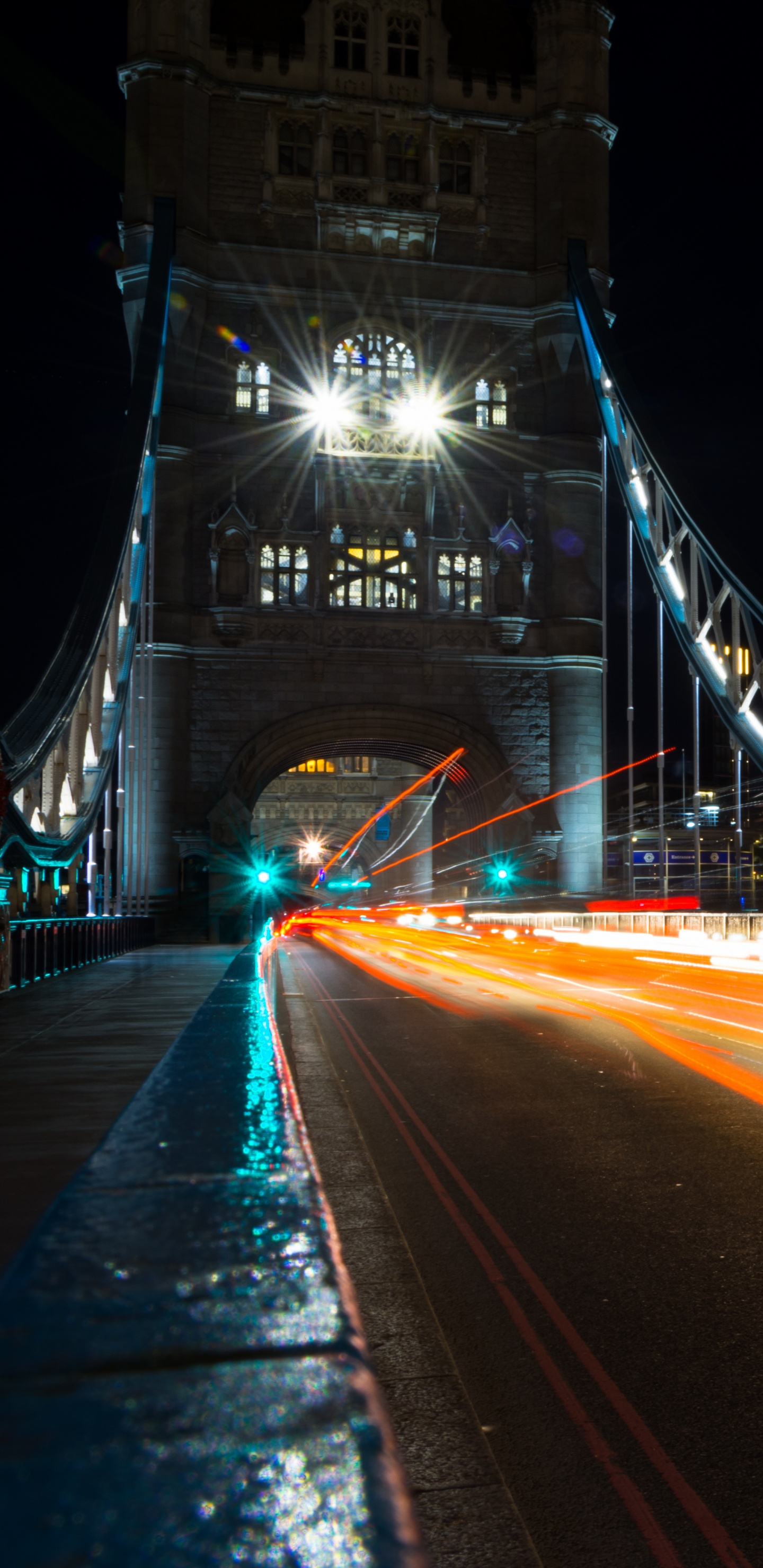 Voitures Sur le Pont Pendant la Nuit. Wallpaper in 1440x2960 Resolution