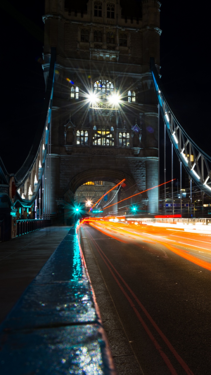 Voitures Sur le Pont Pendant la Nuit. Wallpaper in 720x1280 Resolution