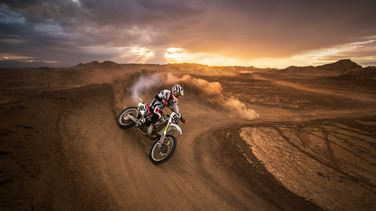 Hombre Montando Motocross Dirt Bike Sobre Arena Marrón Durante el Día. Wallpaper in 1280x720 Resolution