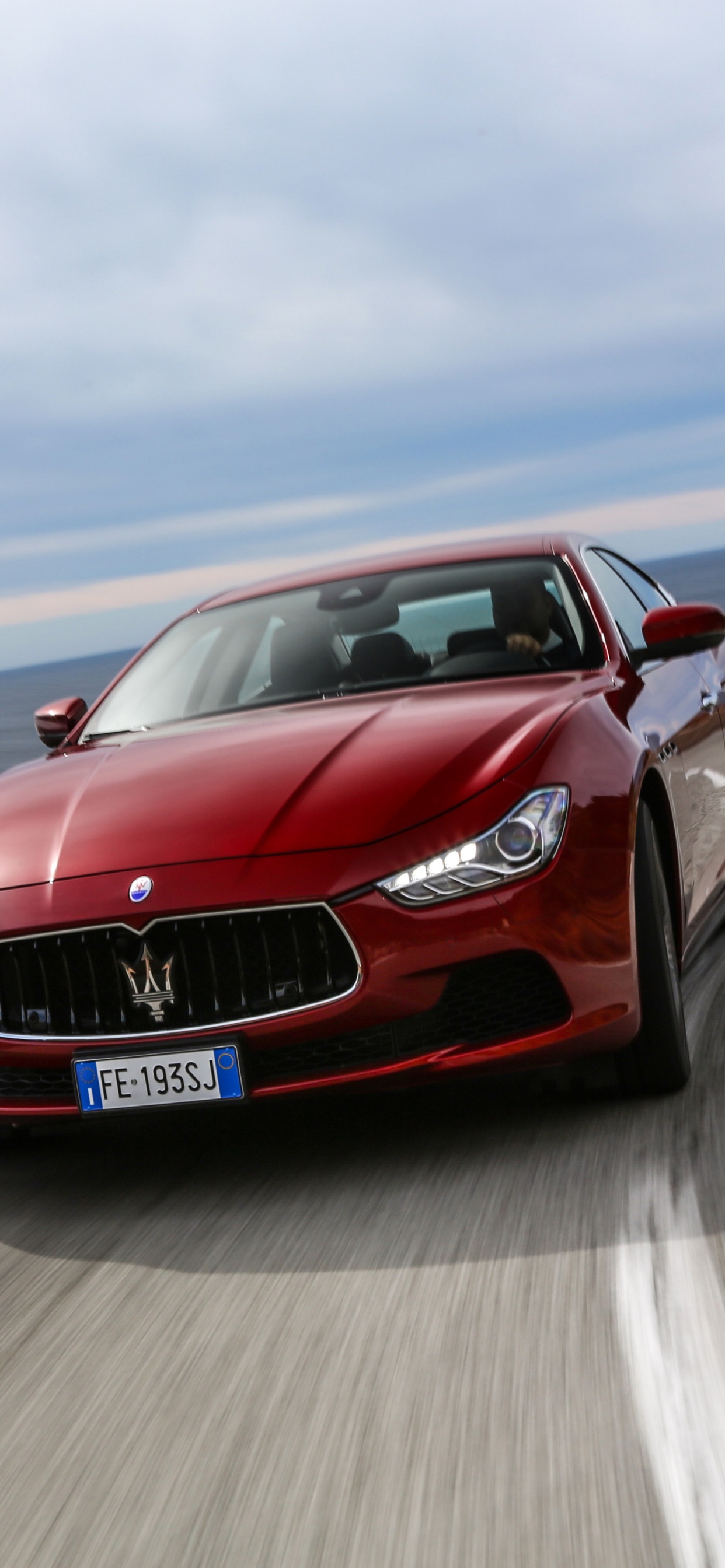 Roter Bmw m 3 Tagsüber Unterwegs. Wallpaper in 1242x2688 Resolution