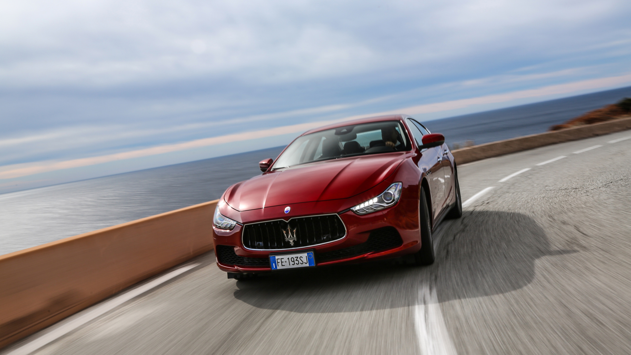 Bmw m 3 Rouge Sur Route Pendant la Journée. Wallpaper in 2560x1440 Resolution