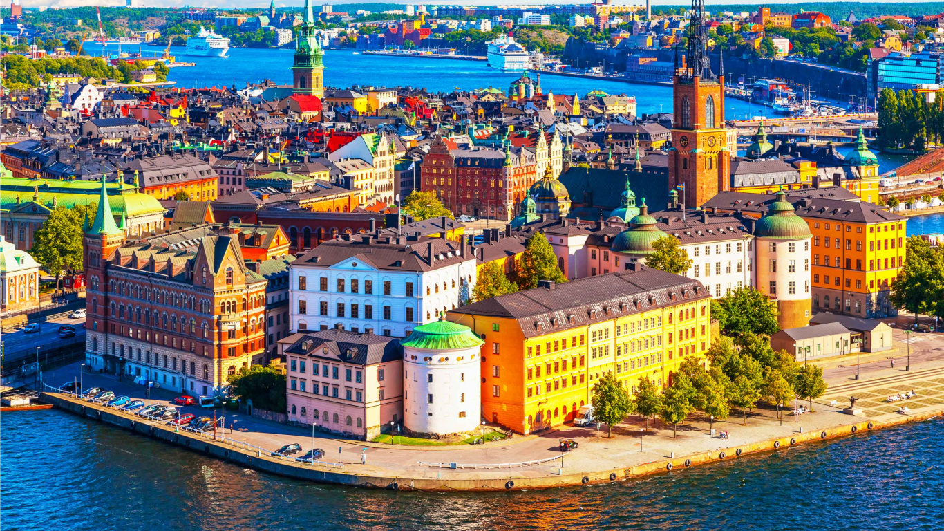 Brown and White Concrete Building Near Body of Water During Daytime. Wallpaper in 1366x768 Resolution