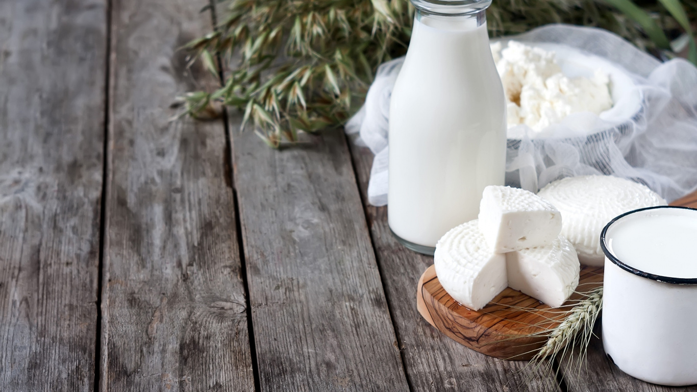 Jarrón de Cerámica Blanca Sobre Mesa de Madera Marrón. Wallpaper in 1366x768 Resolution