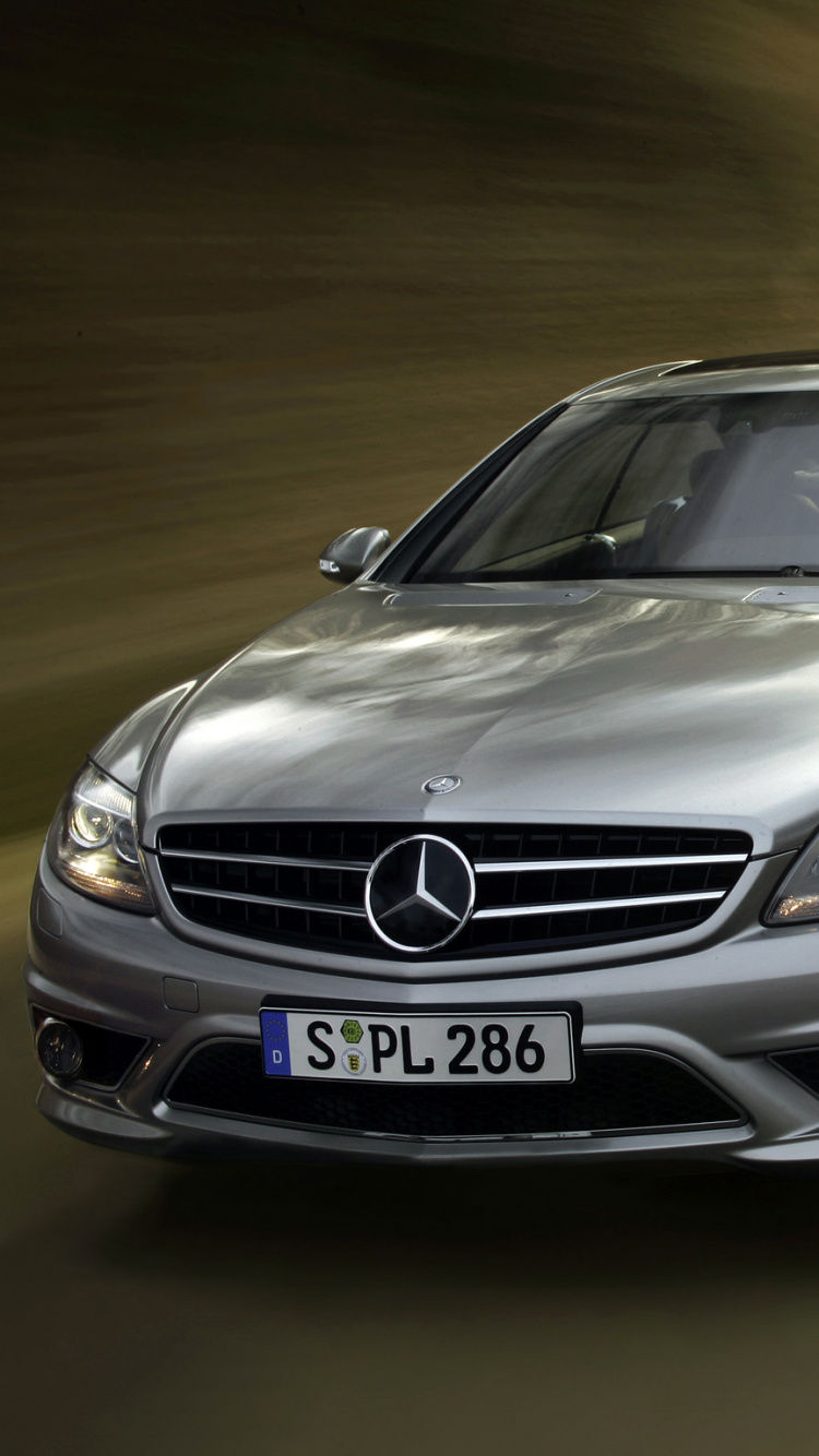 Argent Mercedes Benz Coupé Sur Route. Wallpaper in 750x1334 Resolution