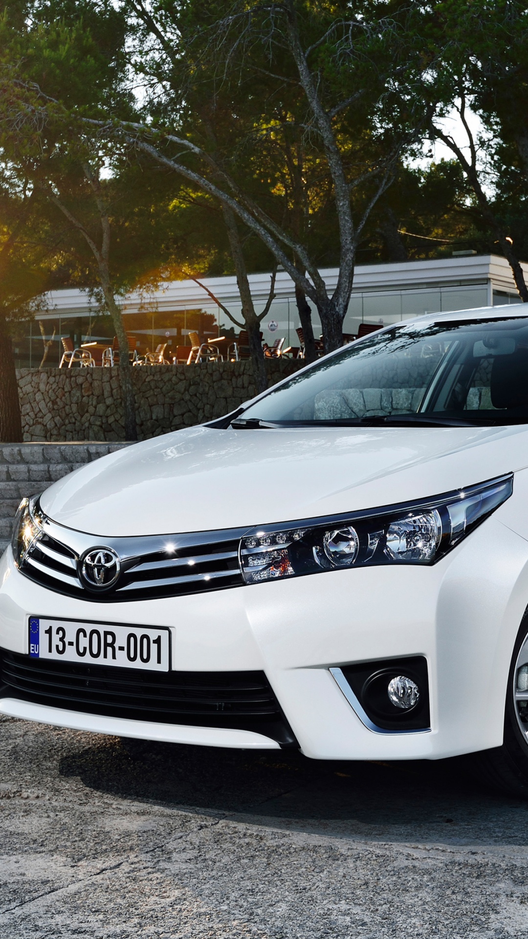 Mercedes Benz Sedán Blanco Estacionado Sobre un Piso de Concreto Gris Durante el Día. Wallpaper in 1080x1920 Resolution