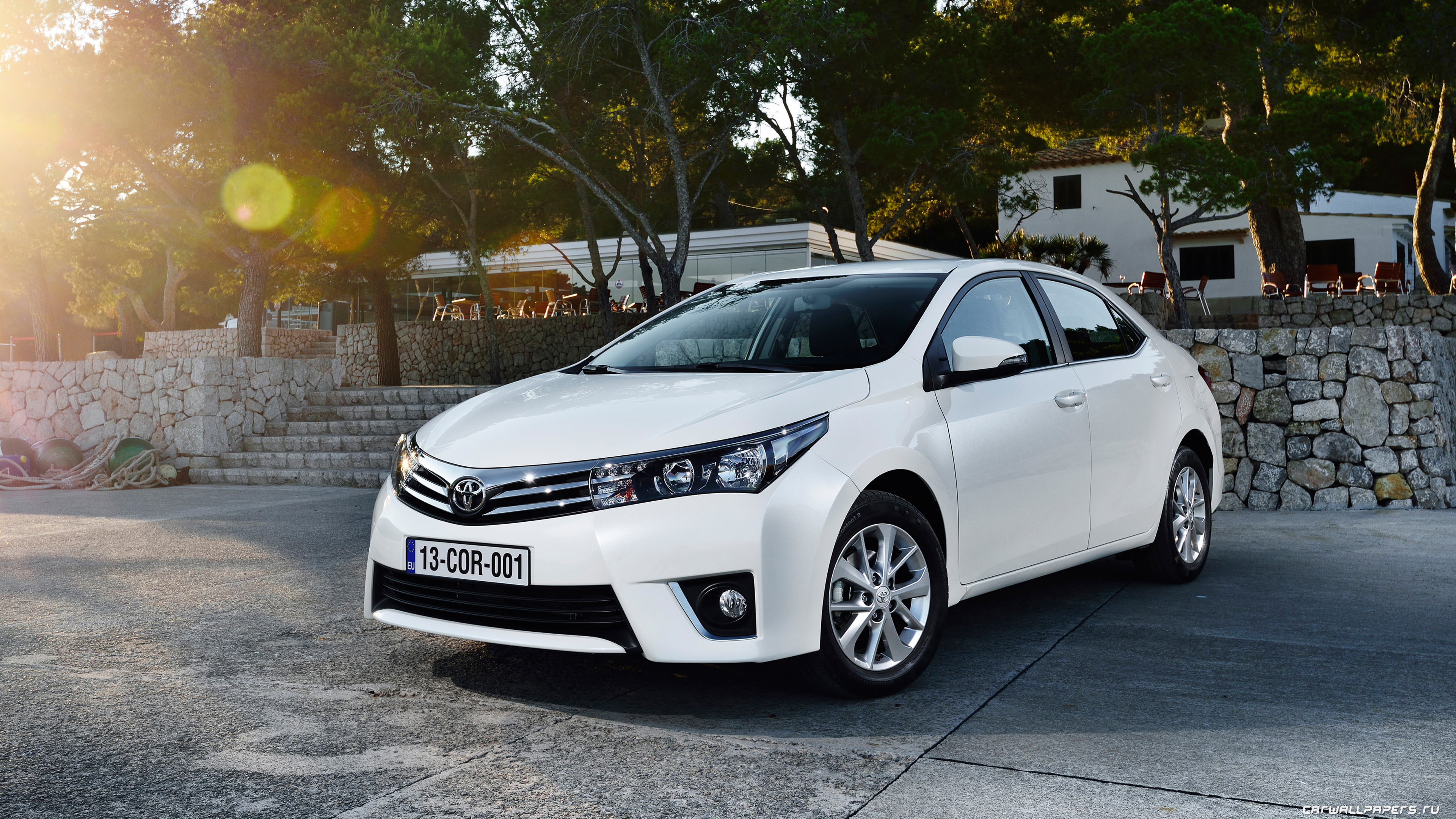 Mercedes Benz Sedán Blanco Estacionado Sobre un Piso de Concreto Gris Durante el Día. Wallpaper in 3840x2160 Resolution