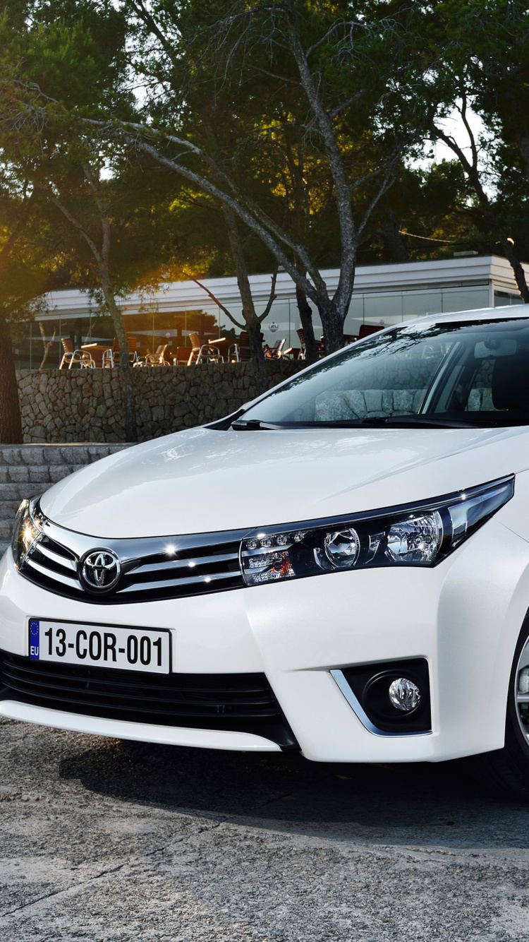 Weiße Mercedes Benz Limousine Auf Grauem Betonboden Tagsüber Geparkt. Wallpaper in 750x1334 Resolution