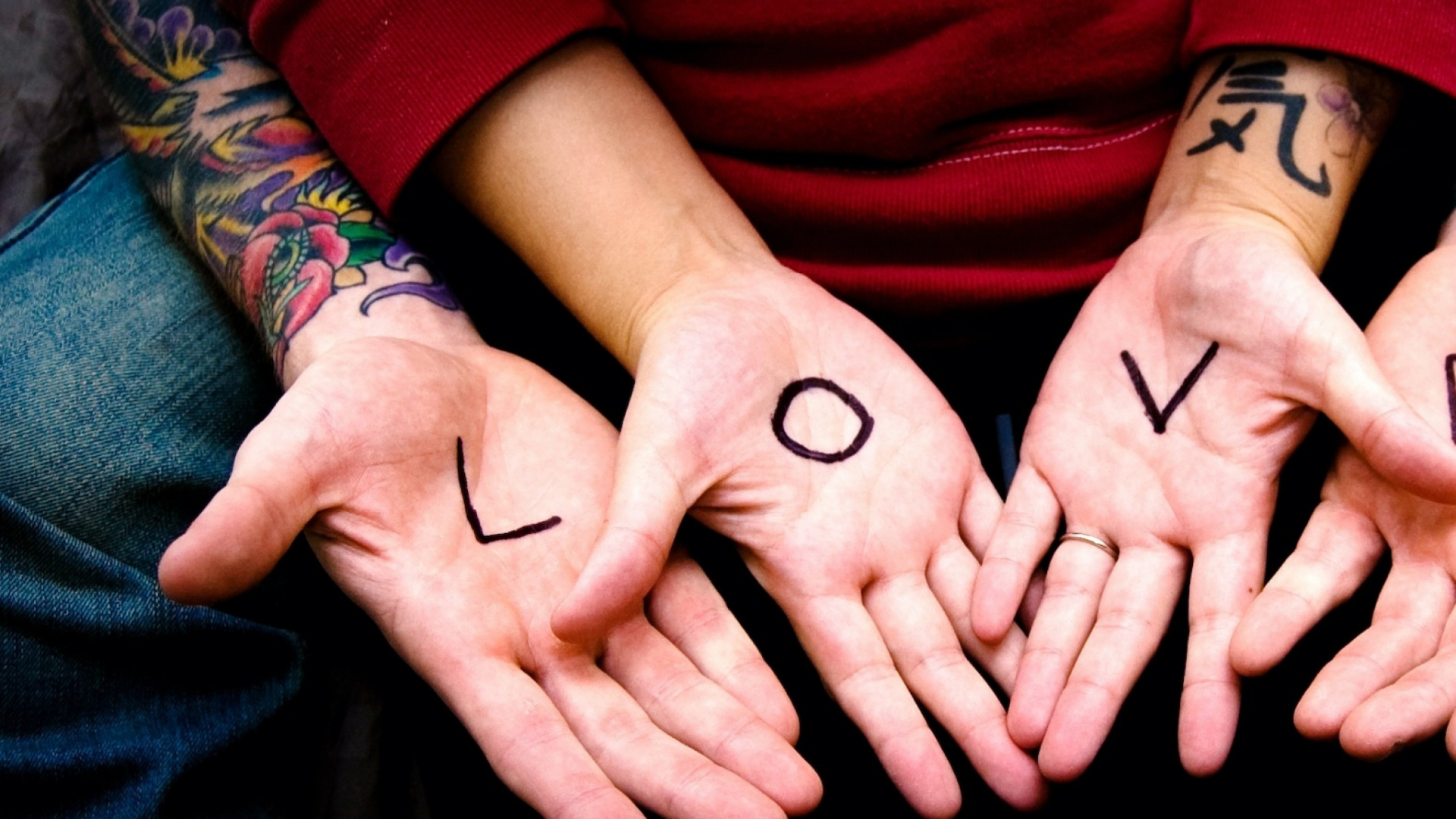 Person Mit Tattoo an Der Linken Hand. Wallpaper in 1920x1080 Resolution