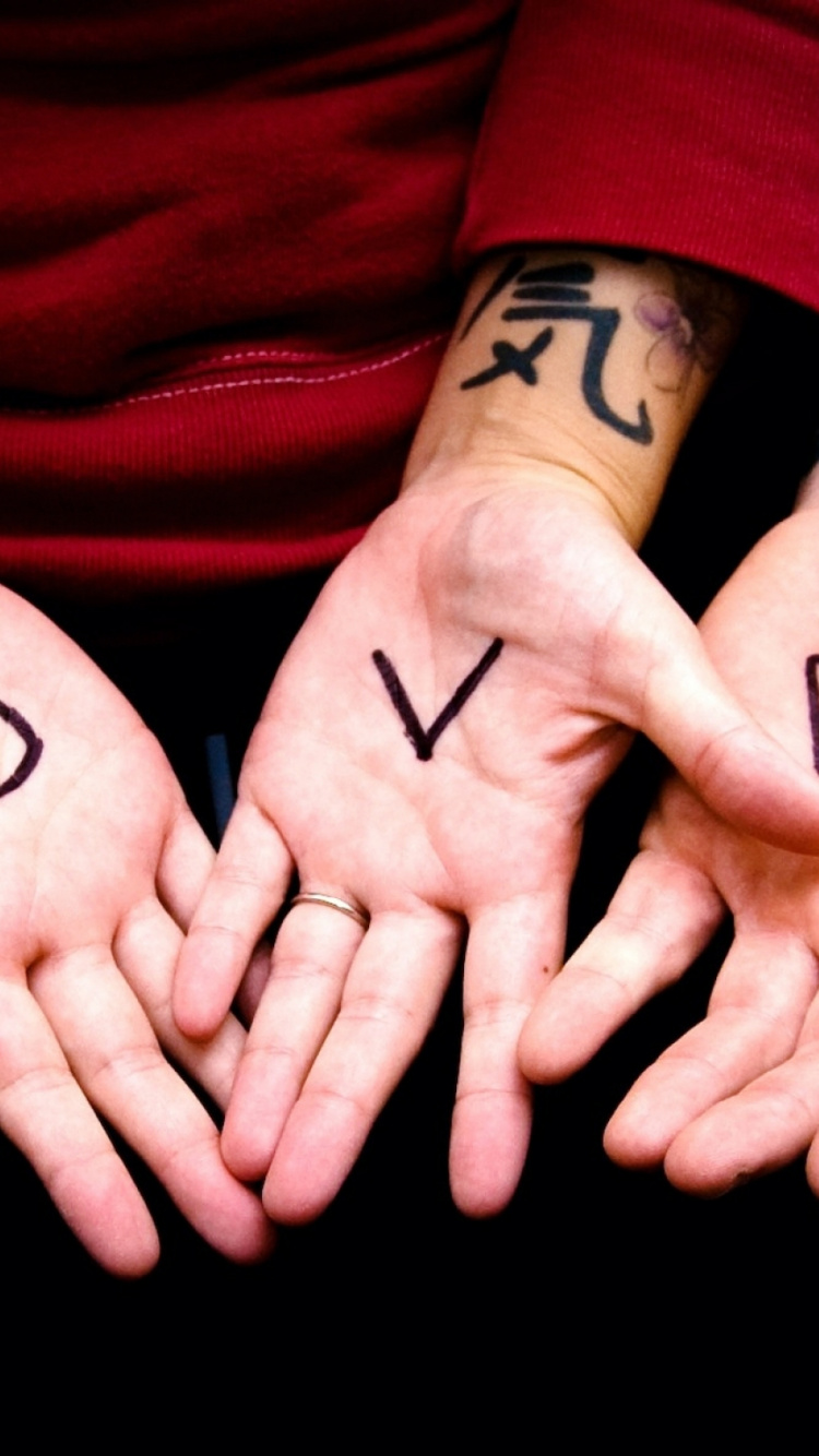 Person Mit Tattoo an Der Linken Hand. Wallpaper in 750x1334 Resolution