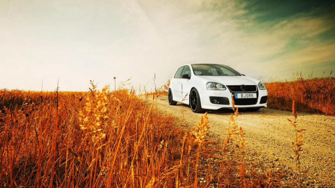 Weiße Bmw x Serie Auf Braunem Grasfeld Tagsüber. Wallpaper in 1280x720 Resolution