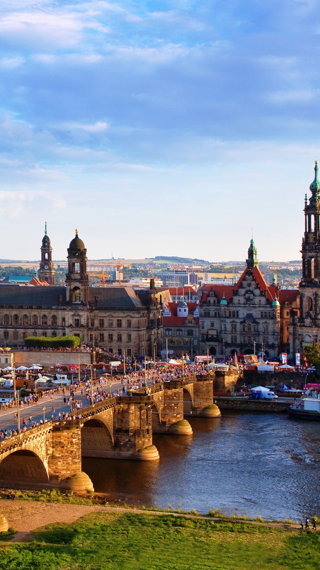 Braune Brücke Über Den Fluss in Der Nähe Von Stadtgebäuden Tagsüber. Wallpaper in 1080x1920 Resolution