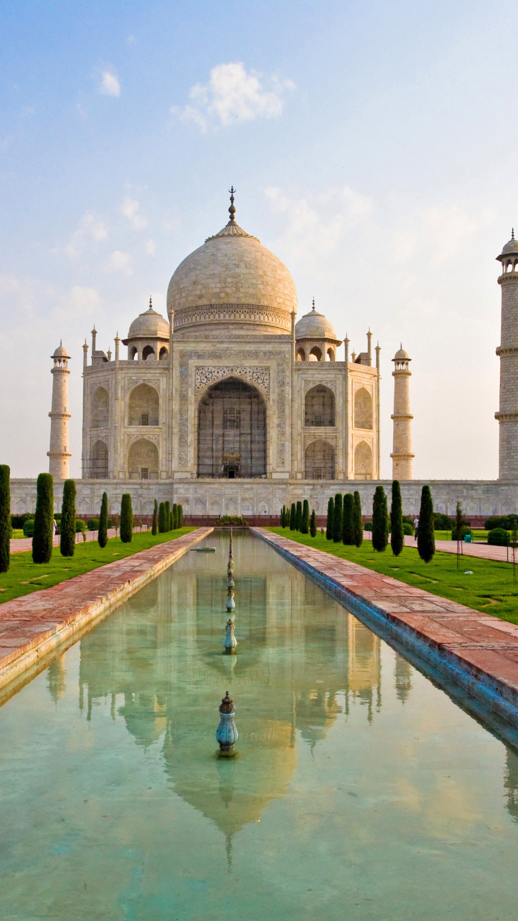 Bâtiment en Béton Blanc et Marron Sous Ciel Bleu Pendant la Journée. Wallpaper in 750x1334 Resolution