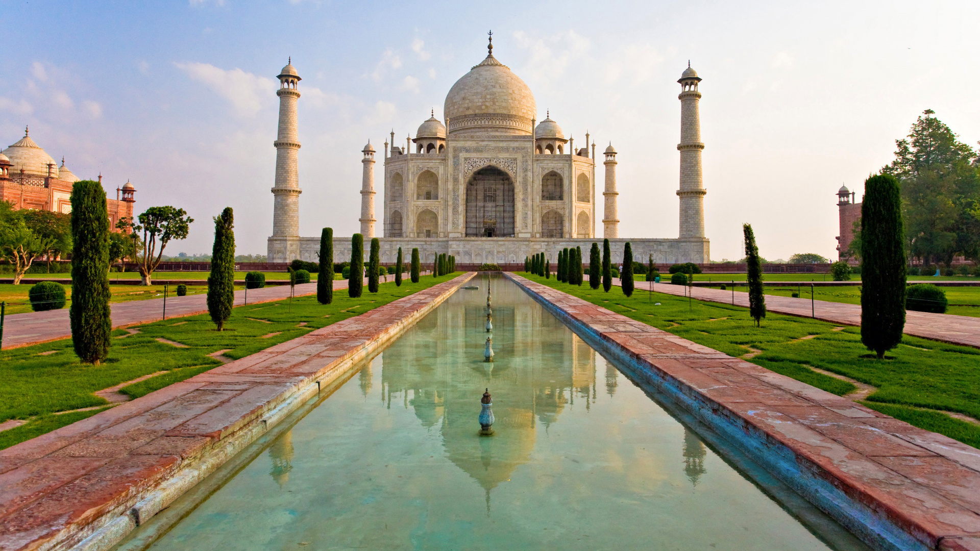 Weißes Und Braunes Betongebäude Unter Blauem Himmel Tagsüber. Wallpaper in 1920x1080 Resolution