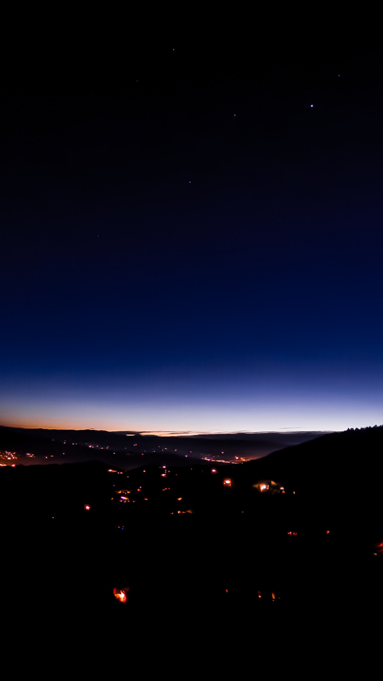 Silhouette de Montagne Sous Ciel Bleu Pendant la Nuit. Wallpaper in 750x1334 Resolution